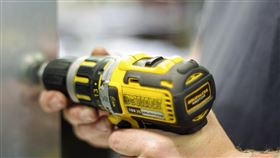 基隆,金山區,新北市,鄰居,釘槍,鐵門,彈孔,釘子,毀損,唱歌,晚上,打擾,制止,恐嚇,木工,穿透。（示意圖／PIXABAY）