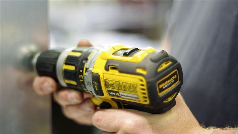 嫌鄰居唱歌太吵!他釘槍射穿鐵門留3彈孔