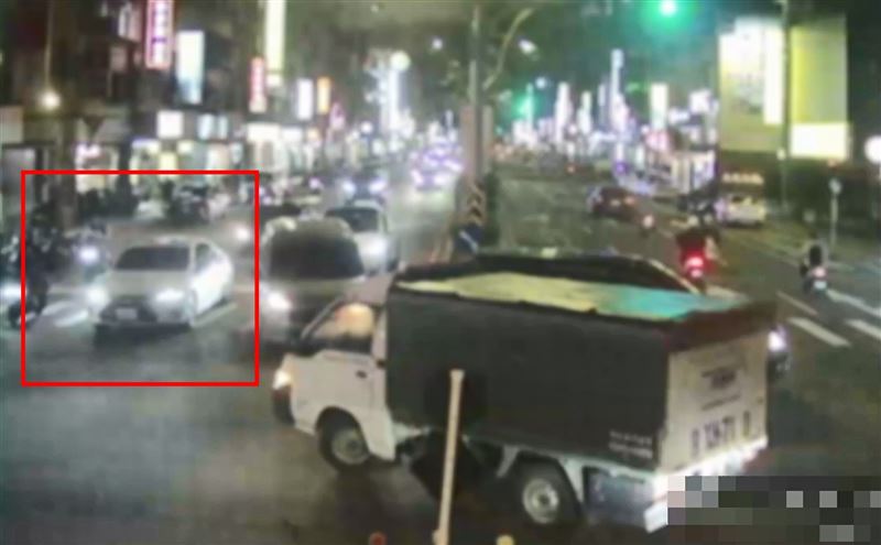 奧迪車趁隙逃竄。（圖／翻攝畫面）