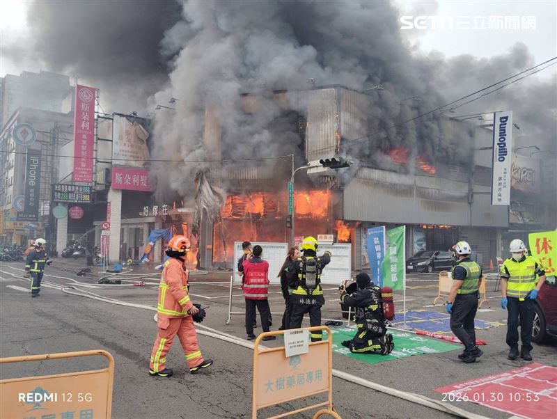 台中市北屯區發生重大火警，火勢延燒8戶，火場濃煙密布。（圖／翻攝畫面）