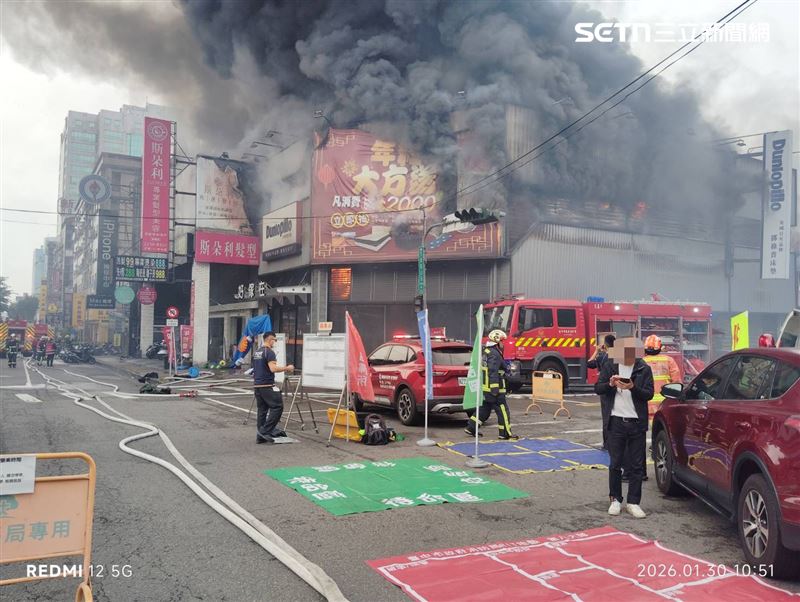 台中市北屯區發生重大火警，火勢延燒8戶，火場濃煙密布。（圖／翻攝畫面）