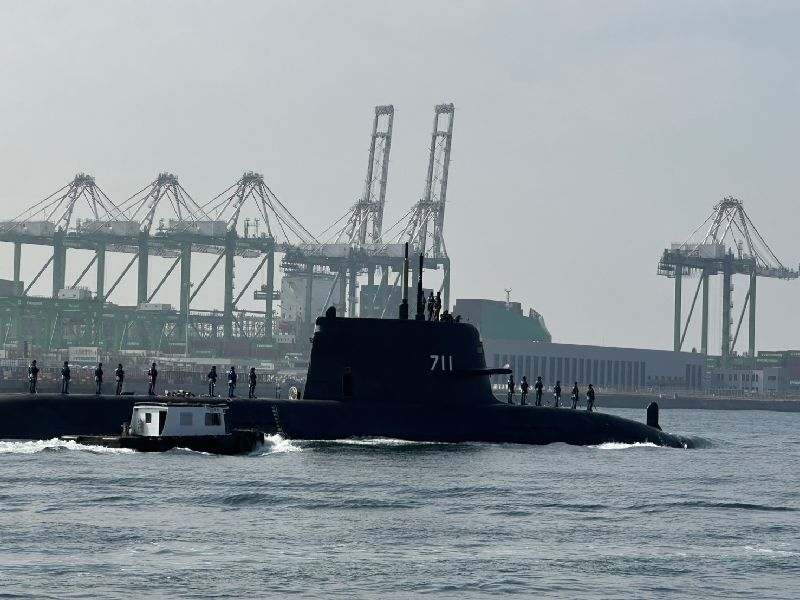 潛艦國造原型艦海鯤艦30日再度潛航測試，上午近10時在層層戒備下出海，潛艦上可見多名國軍人員