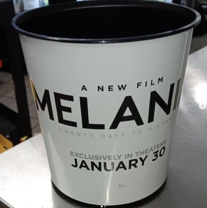 為配合紀錄片上映，戲院推出「梅蘭妮亞限定版爆米花桶」，售價12.99美元（約408元台幣）。（圖／翻攝自Consequence Daily IG）