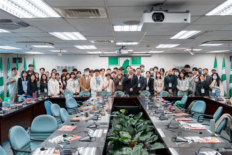 民進黨青年部舉辦「2026春季破浪培力營」，邀請秘書長徐國勇，新境界文教基金會副董事長邱義仁傳授選戰經驗（圖／民進黨提供）