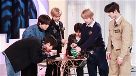 NCT WISH首次品嚐傳統甜點燒仙草與話題零嘴香菜餅乾。（圖／TVBS提供）