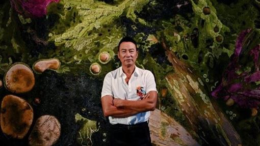 華哥夜店黑墨鏡亮相　70歲魅力逆天仍親民