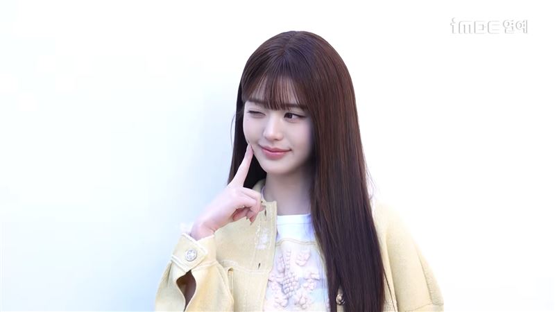 張員瑛出席活動,因晚出場引起現場媒體不滿。(圖/翻攝自iMBC YouTube)