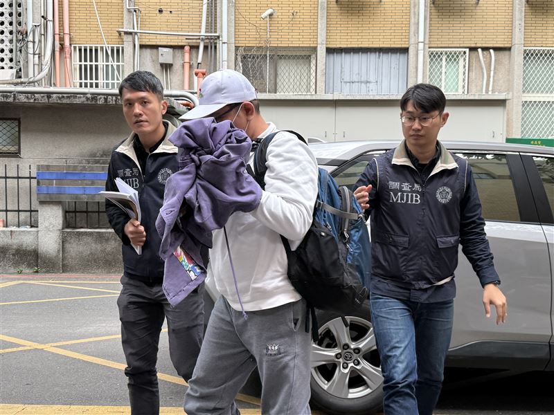 絕對能源吸金案主嫌邱志豪先前被控吸金2億才起訴、交保,現又涉吸金50億,被拘提到案,移送北檢複訊。(圖/翻攝畫面)