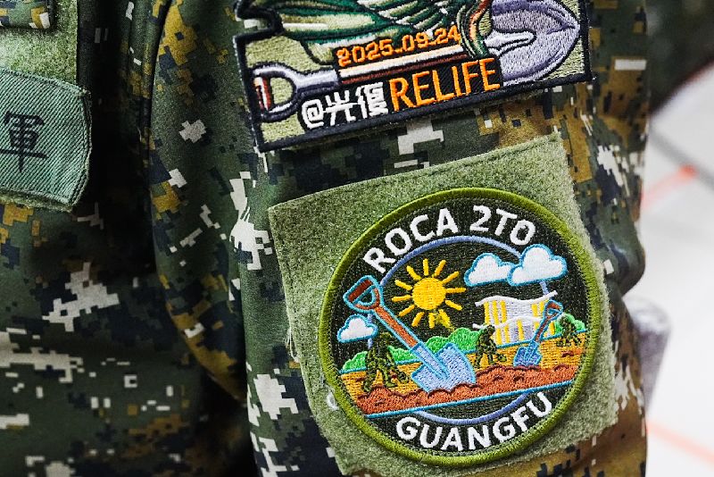 總統賴清德30日春節慰勉負責東部作戰與救災的第二作戰區，現場官兵亦配戴官方特製的「鏟子超人」臂章，融合鏟子、泥土與群山等主視覺。（圖／中央社）