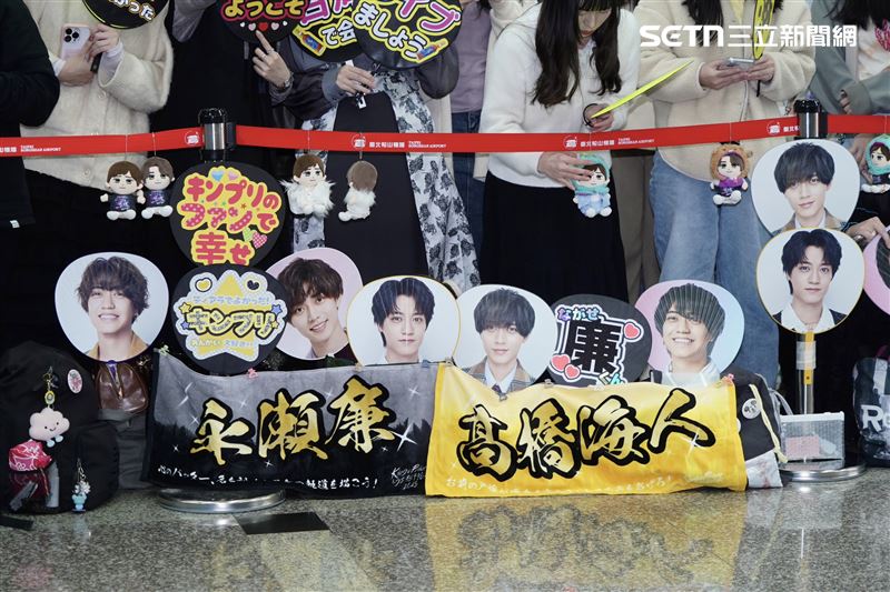 King & Prince來台,現場有大批粉絲接機。(圖/記者趙于瑩攝影)