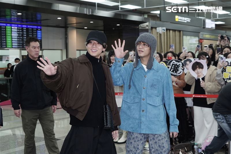 King & Prince來台,現場有大批粉絲接機。(圖/記者趙于瑩攝影)