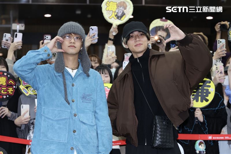 King & Prince來台,開心比愛心和粉絲打招呼。(圖/記者趙于瑩攝影)