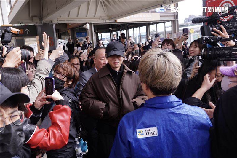 雖然有破百名粉絲到現場,不過大家都相當守秩序。(圖/記者趙于瑩攝影)