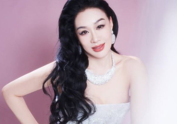 女神鍾麗緹直播自揭心疼往事,小女兒險因天生弱視錯過治療,56歲仍要當全職媽媽守護健康。(圖/翻攝自鍾麗緹IG)