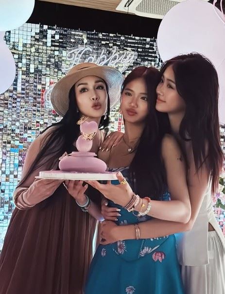 近日,鍾麗緹在直播中透露,小女兒Cayla自出生就有天生弱視問題,曾因疏忽延誤檢查,險釀大禍。(圖/翻攝自鍾麗緹IG)