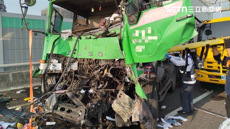 國道10西向3.3公里，高雄鼎金系統路段時，前天（28日）下午發生死亡車禍。（圖／翻攝畫面）