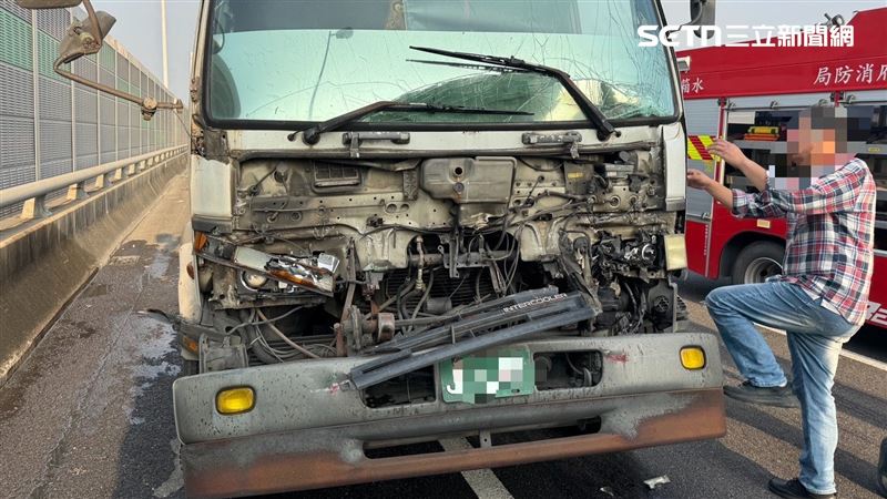 肇事車輛的車頭嚴重毀損，整輛車幾乎被撞得稀爛。（圖／翻攝畫面）