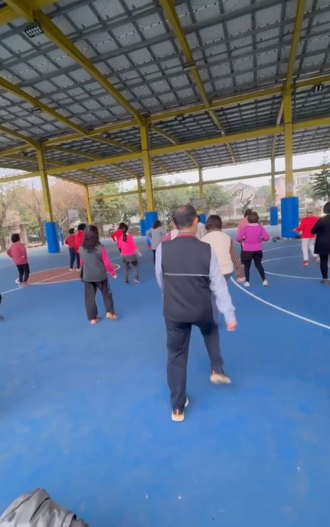 女老師每天都會帶土風舞班在籃球場跳舞，疑似音樂聲激怒兇嫌。(圖／翻攝畫面)