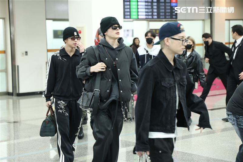 &TEAM抵達松山機場。(圖/記者鄭孟晃攝影)