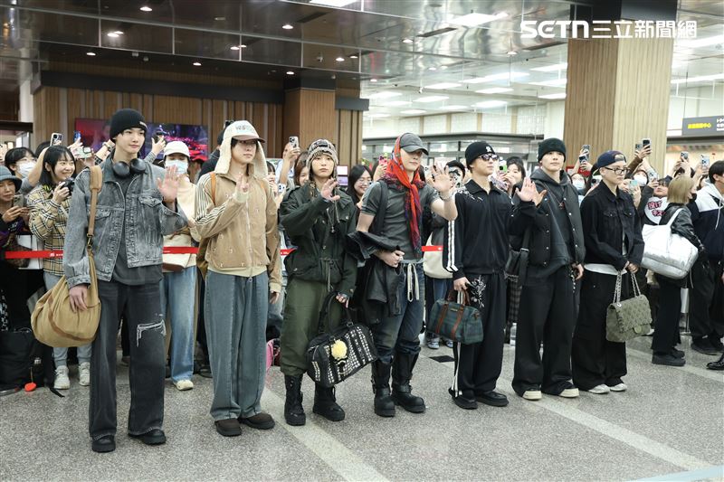 &TEAM抵達松山機場,成員JO(左起)、FUMA、HARUA、NICHOLAS、TAKI、MAKI、YUMA。(圖/記者鄭孟晃攝影)