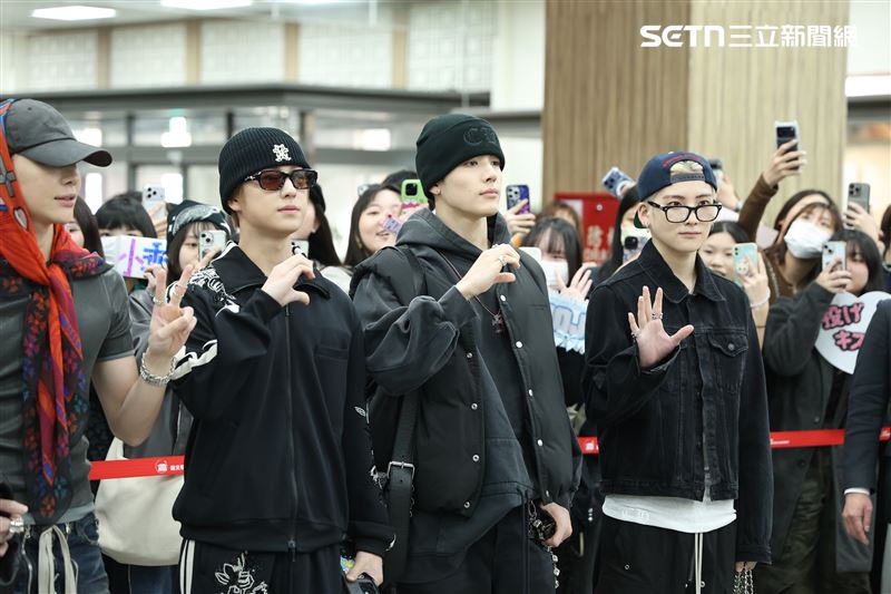 &TEAM抵達松山機場。(圖/記者鄭孟晃攝影)
