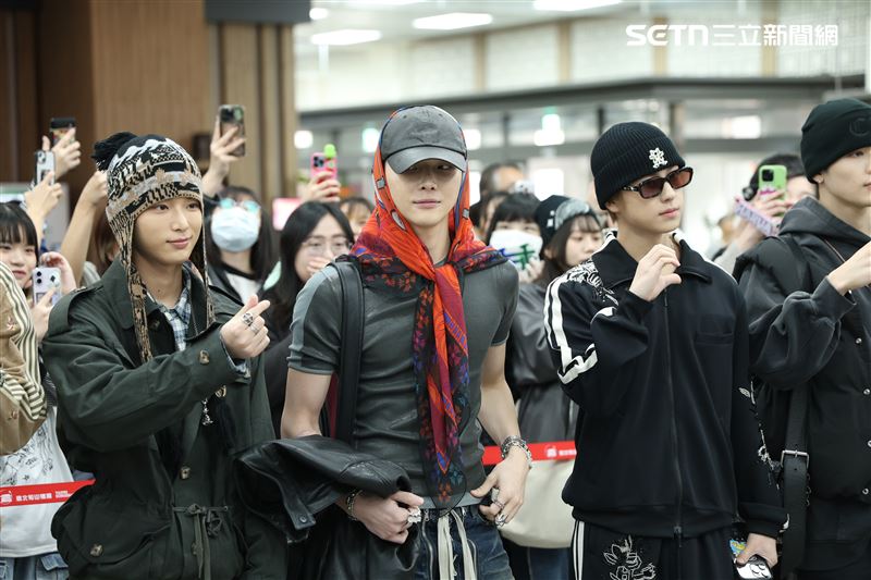 &TEAM成員HARUA(左)比出手指愛心向大家打招呼。(圖/記者鄭孟晃攝影)