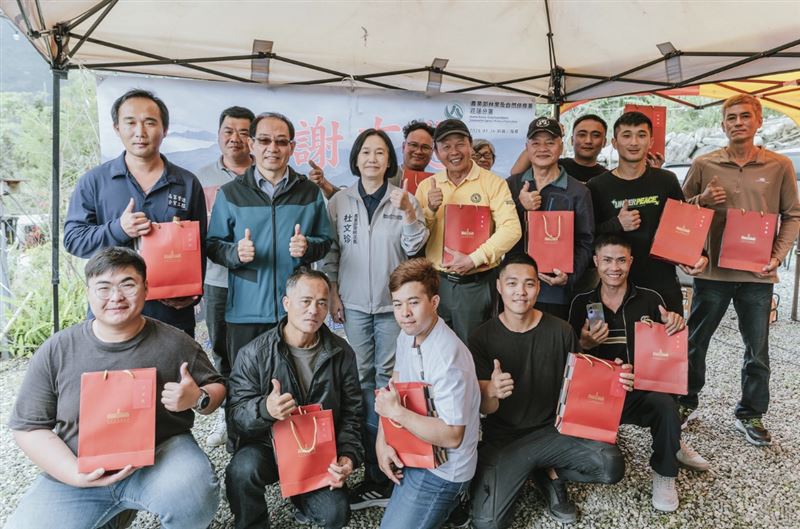 馬太鞍溪堰塞湖降挖工程完成階段性任務，農業部次長杜文珍代為總統賴清德致意。（圖／林業保育署提供）