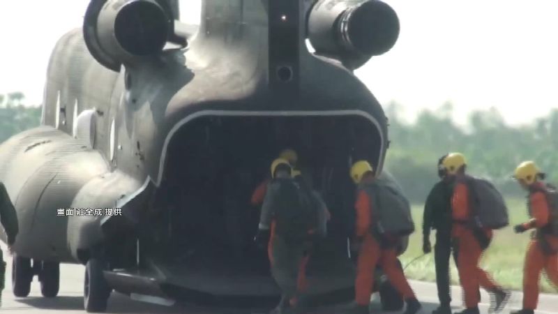 學員排隊上直升機