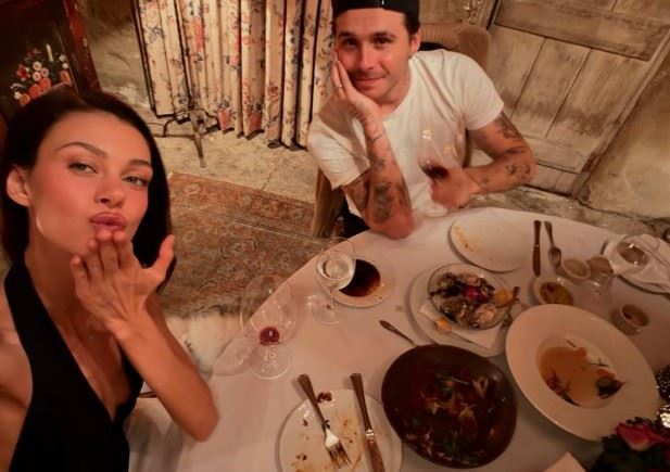 布魯克林與妮可拉仍保持公開甜蜜約會,高調享受奢華生活,與家庭風波形成強烈對比。(圖/翻攝自布魯克林IG)