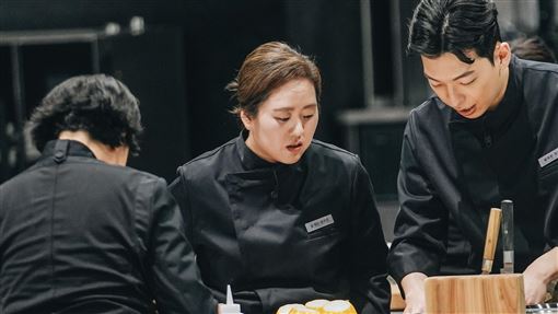 《黑白大廚》爆爭議！尹酒母丼飯遭酸雷品