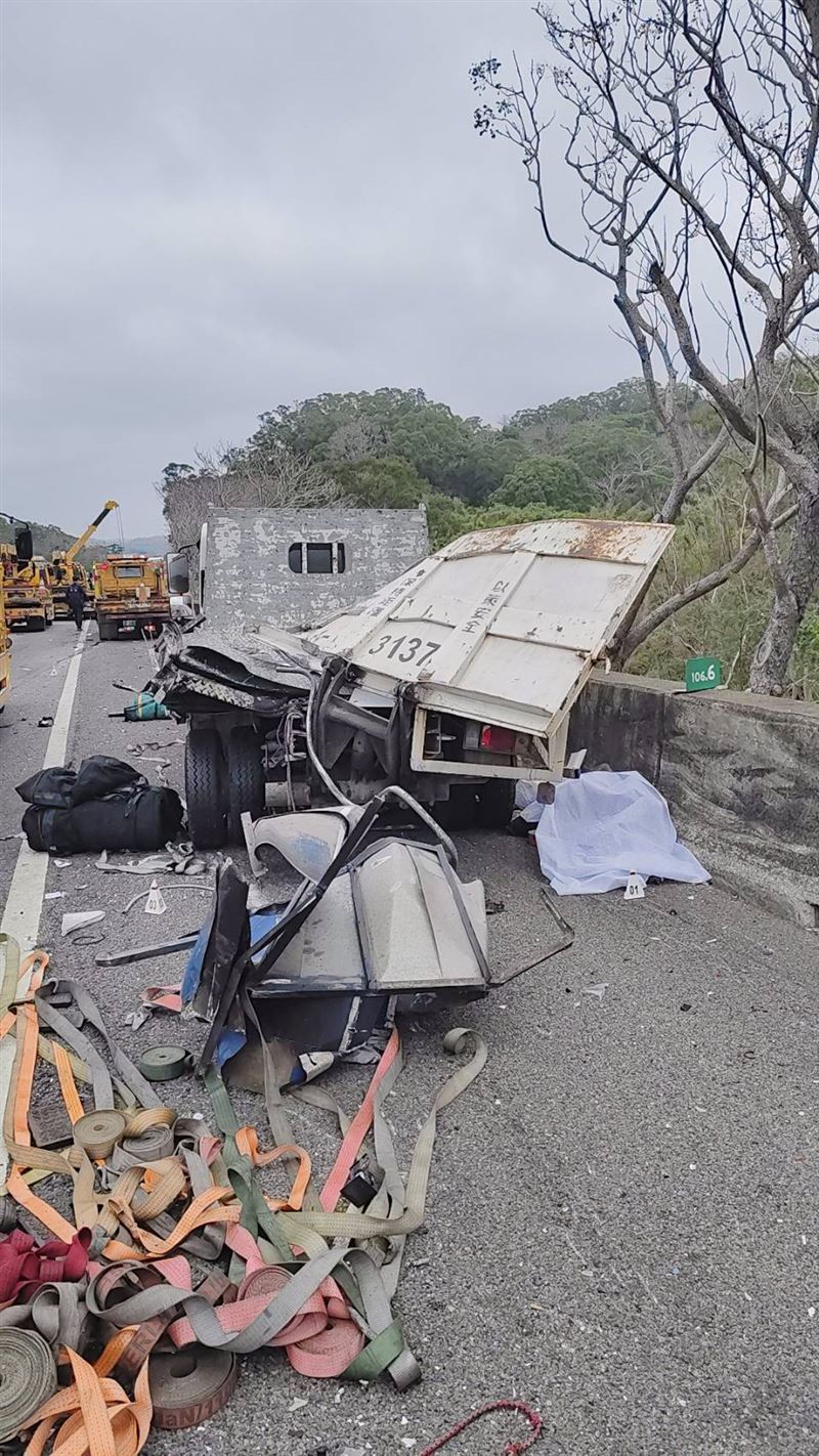林男疑似因恍神，追撞上站在貨車後方的黃男。（圖／翻攝畫面）