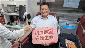 民進黨與國際獅子會、淡信慈善基金會共同舉辦捐血活動，副秘書長何博文率先加入捐血行列（圖／民進黨提供） 