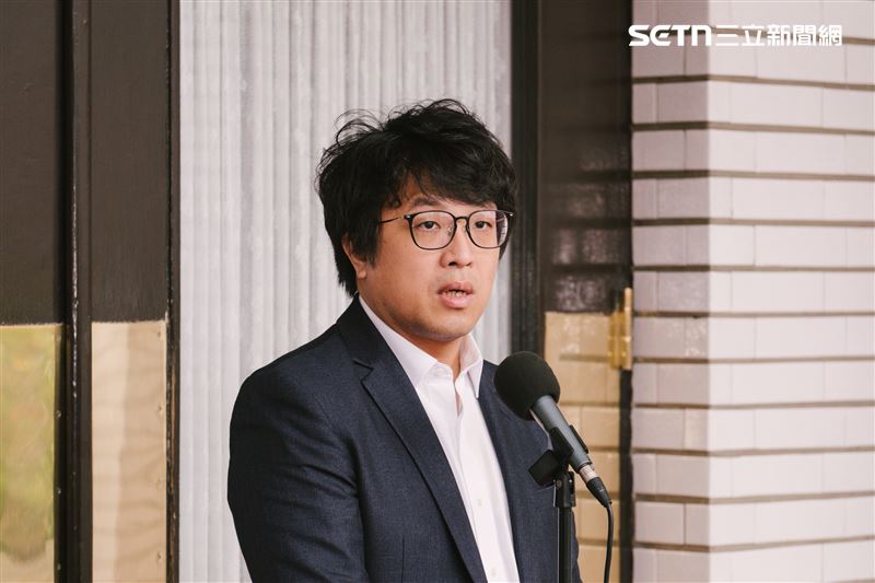 沈伯洋表示，辦公室已經接了半年「要他剪頭髮」的民眾陳情電話，且發現勸不動他後，還打給吳沛憶、黃捷、賴惠員等人的辦公室說「請你們記得叫沈伯洋剪頭髮」，因此趕緊整理髮型。（圖／記者楊士誼攝影）