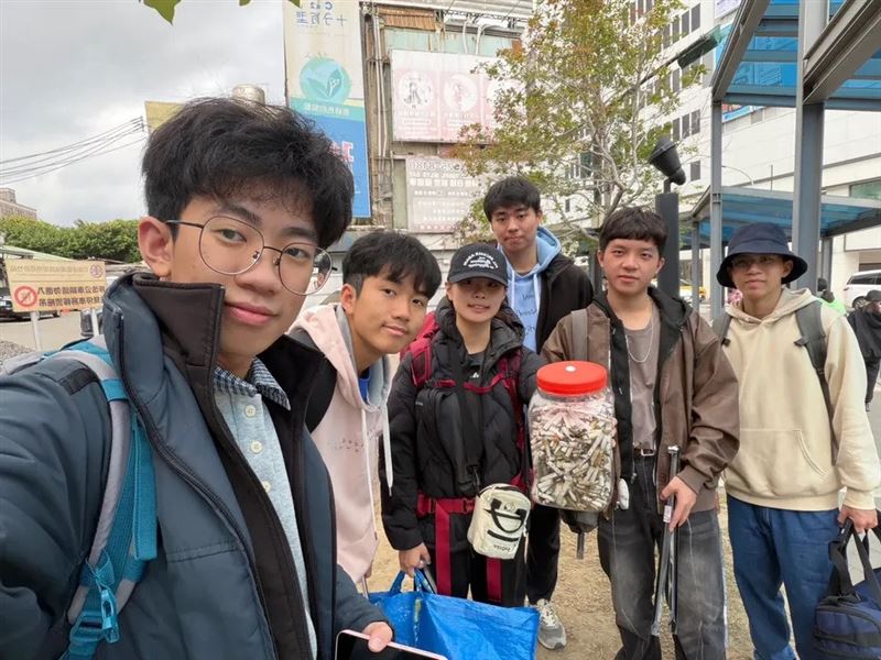 高中生發起「環島撿菸蒂」行動，以新竹為首站，沿北部一路南下，最終回到台中。（圖／「高中生的循環經濟團體」顧問林立提供）