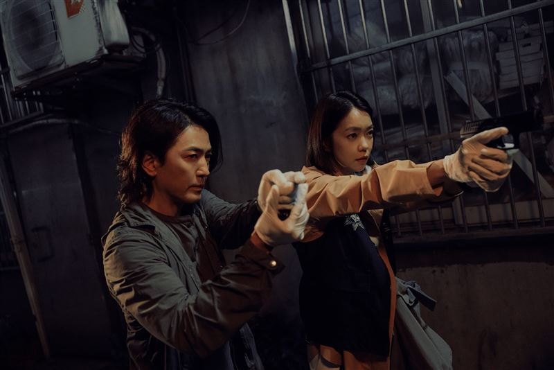 李霈瑜與偶像鄭伊健聯手共同偵破連環殺人案。（圖／Netflix提供）