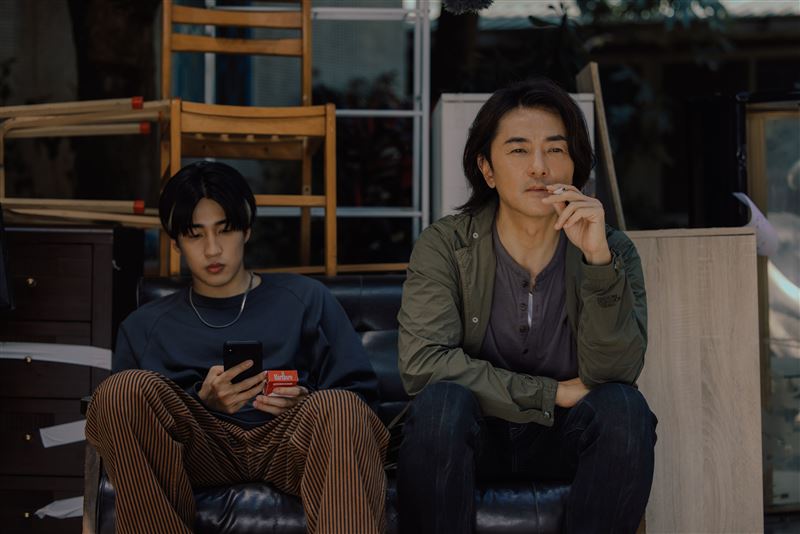 李霈瑜與偶像鄭伊健聯手共同偵破連環殺人案。（圖／Netflix提供）