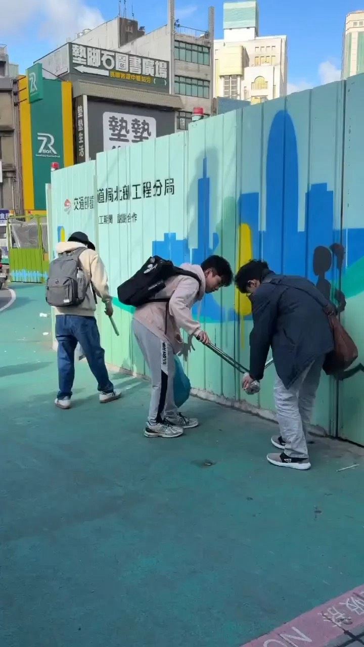 同學們手握夾子、彎腰撿菸蒂。（圖／「高中生的循環經濟團體」顧問林立提供）