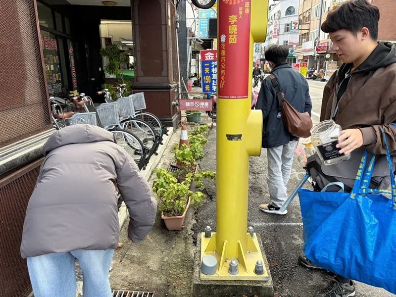 高中生拿著夾子，彎腰清理街道菸蒂。（圖／「高中生的循環經濟團體」顧問林立提供）