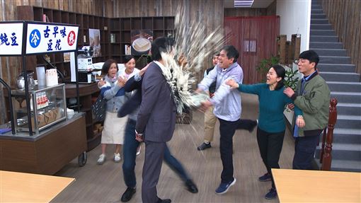 台八經典「爆橘拳」進化！他被豆渣射整身