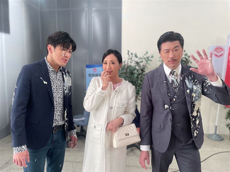 吳政澔、潘奕如、吳皓昇遭豆渣沾滿身。(圖/民視提供)