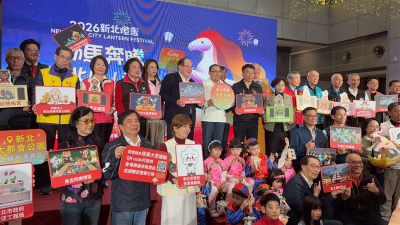 侯友宜出席「2026新北燈會」活動及小提燈發布記者會，國民黨副主席李乾龍（侯友宜右手邊）以三重先嗇宮董事長身份出席。(圖/新北市民政局)