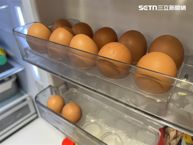 《三立新聞網》獨家訪問一位購買爆發禽流感疫情雞場蛋品的消費者，證實業者雞隻開始死亡後還在出貨。（圖／讀者提供）