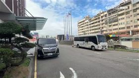 喜來登酒店接駁車爆丟包 童暈車哭鬧遭司機嫌吵。（圖／翻攝畫面）