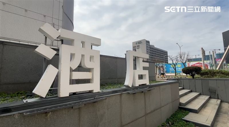 桃園喜來登飯店接駁車，爆出司機覺得幼童吵鬧，要求二寶媽1家4口下車。（圖／翻攝畫面）