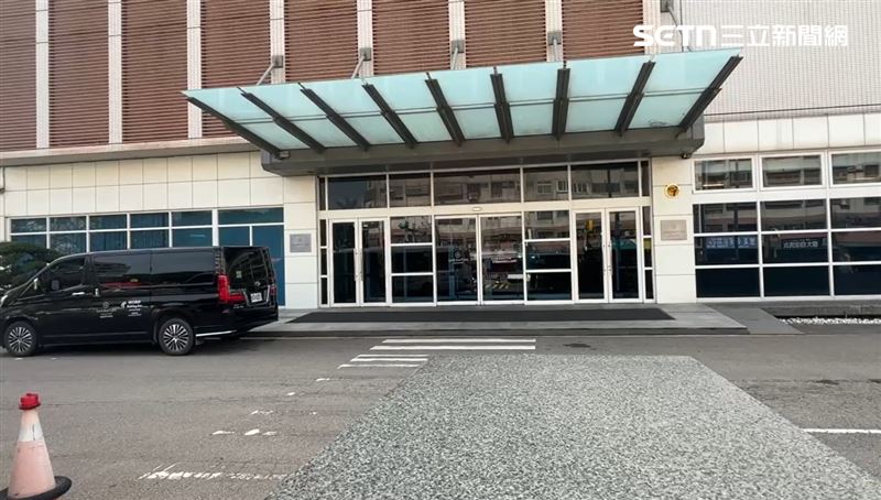 桃園喜來登飯店接駁車，爆出司機覺得幼童吵鬧，要求二寶媽1家4口下車。（圖／翻攝畫面）