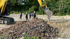 高雄大樹區山坡地遭濫倒非法營建廢棄物，竟查出前檢察官陳正達、前警友站站黃文宏等20人涉案。（圖／橋頭地檢署提供）