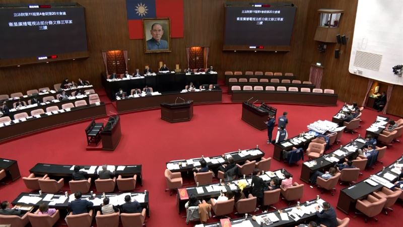 快訊/藍白修法救中天!衛廣法三讀通過