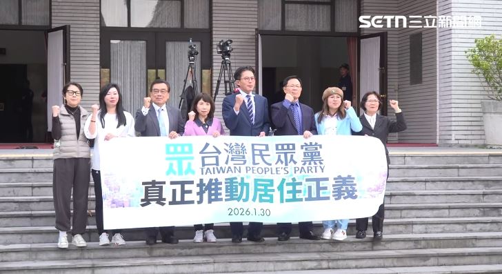 黃國昌、張啓楷、林國成、黃珊珊、麥玉珍、林憶君和留任的陳昭姿跟劉書彬一起大合照（圖／翻攝畫面）