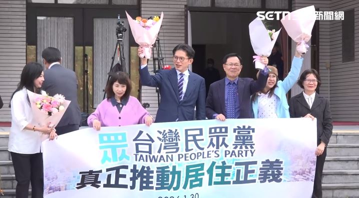 黃國昌、張啓楷、林國成、黃珊珊、麥玉珍、林憶君和留任的陳昭姿跟劉書彬一起大合照（圖／翻攝畫面）