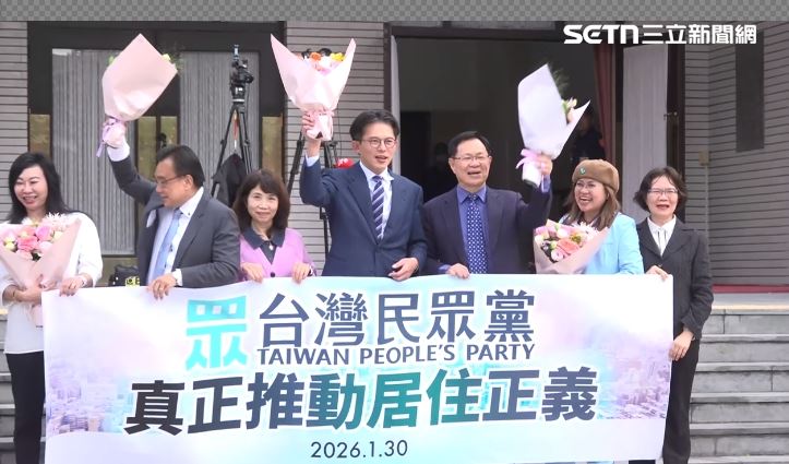 黃國昌、張啓楷、林國成、黃珊珊、麥玉珍、林憶君和留任的陳昭姿跟劉書彬一起大合照（圖／翻攝畫面）